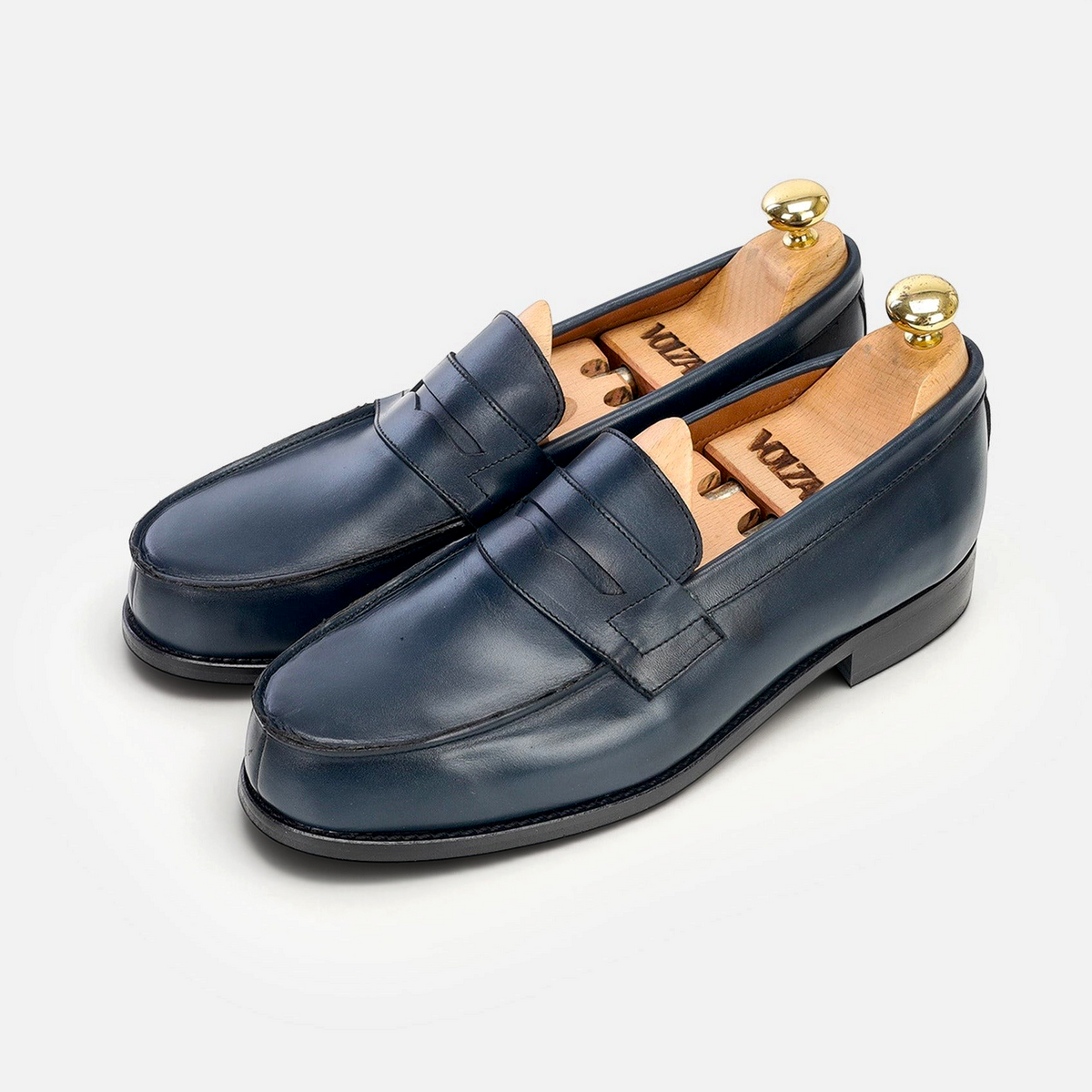 Mocassins VOLZAK 5350 en cuir bleu avec embauchoirs en bois, design classique et élégant
